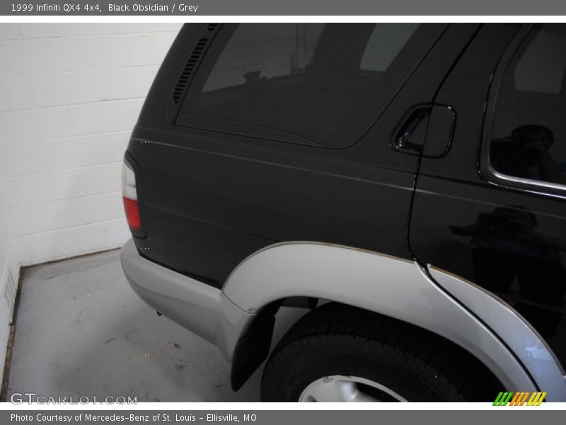 Black Obsidian / Grey 1999 Infiniti QX4 4x4