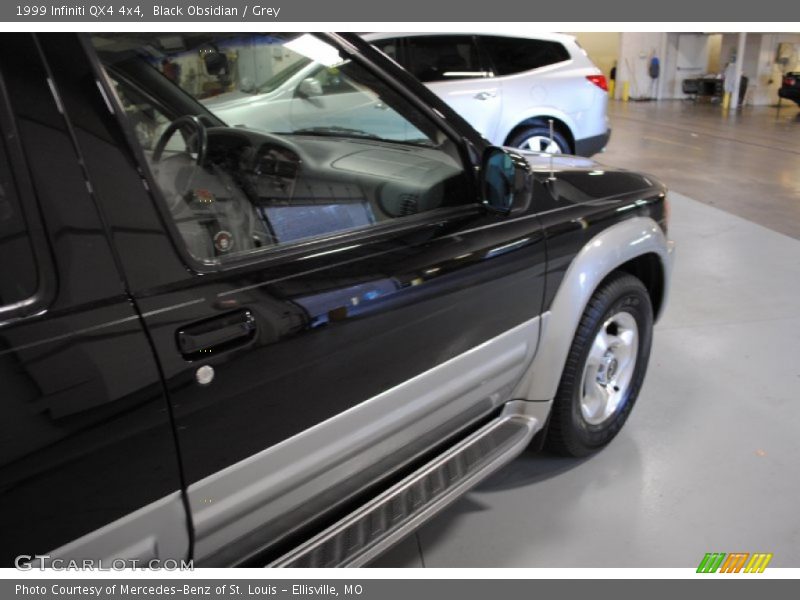 Black Obsidian / Grey 1999 Infiniti QX4 4x4