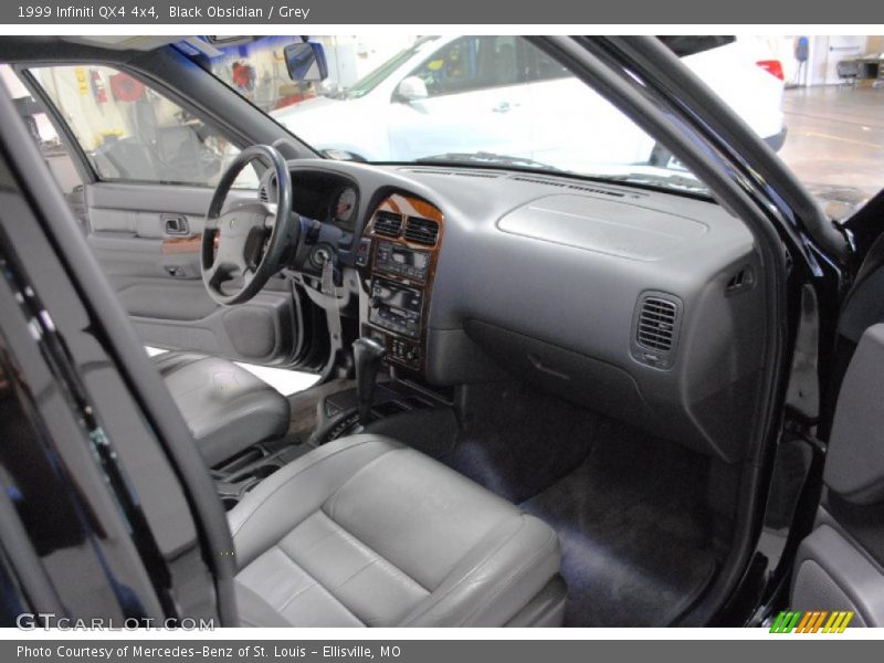 Black Obsidian / Grey 1999 Infiniti QX4 4x4