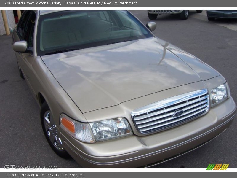 Harvest Gold Metallic / Medium Parchment 2000 Ford Crown Victoria Sedan