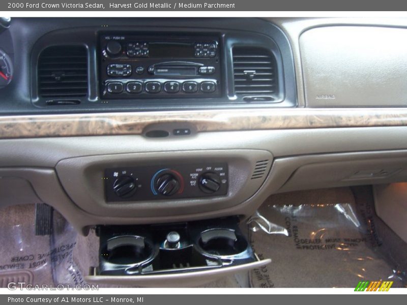 Harvest Gold Metallic / Medium Parchment 2000 Ford Crown Victoria Sedan