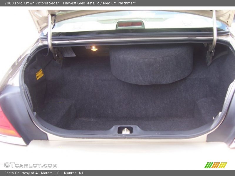 Harvest Gold Metallic / Medium Parchment 2000 Ford Crown Victoria Sedan
