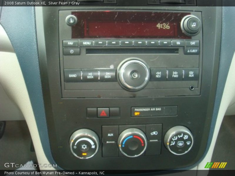 Silver Pearl / Gray 2008 Saturn Outlook XE