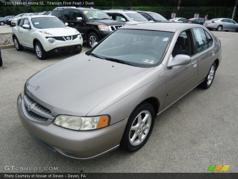 Front 3/4 View of 2001 Altima SE