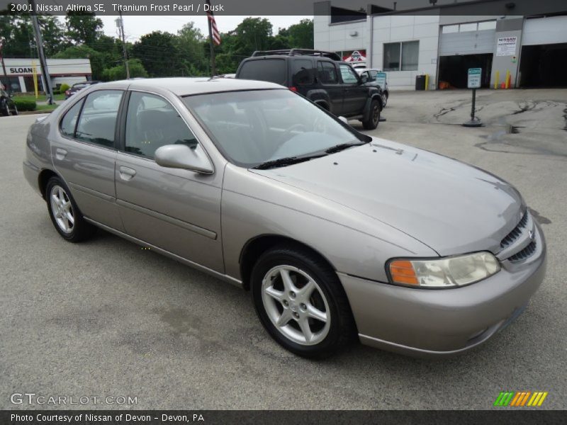 Front 3/4 View of 2001 Altima SE