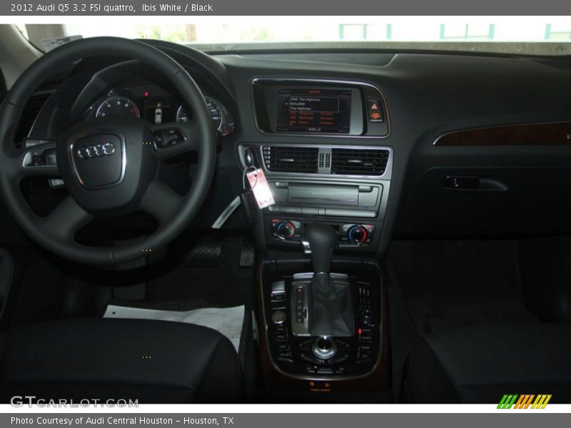 Ibis White / Black 2012 Audi Q5 3.2 FSI quattro