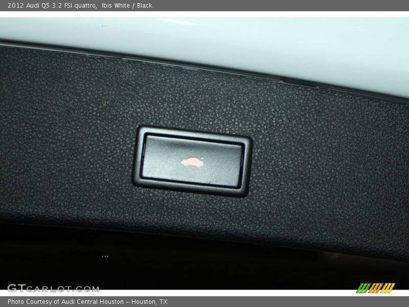 Ibis White / Black 2012 Audi Q5 3.2 FSI quattro