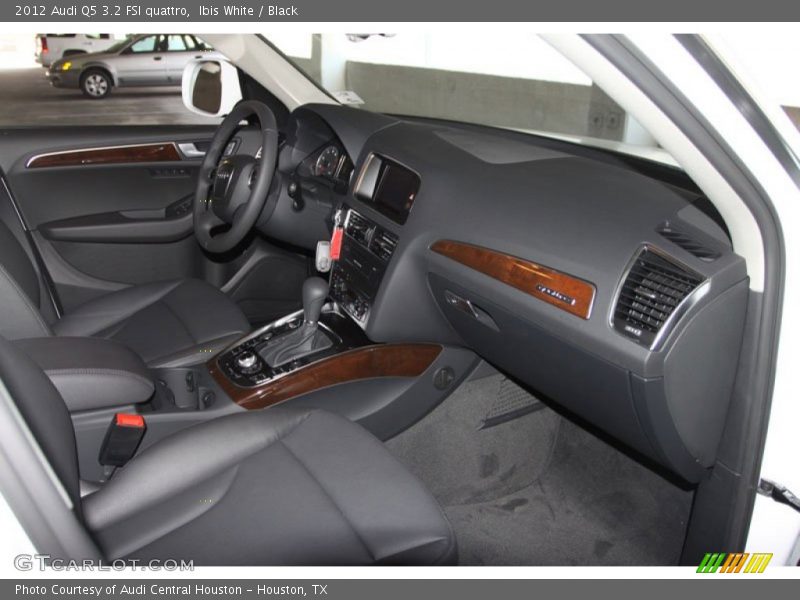 Ibis White / Black 2012 Audi Q5 3.2 FSI quattro