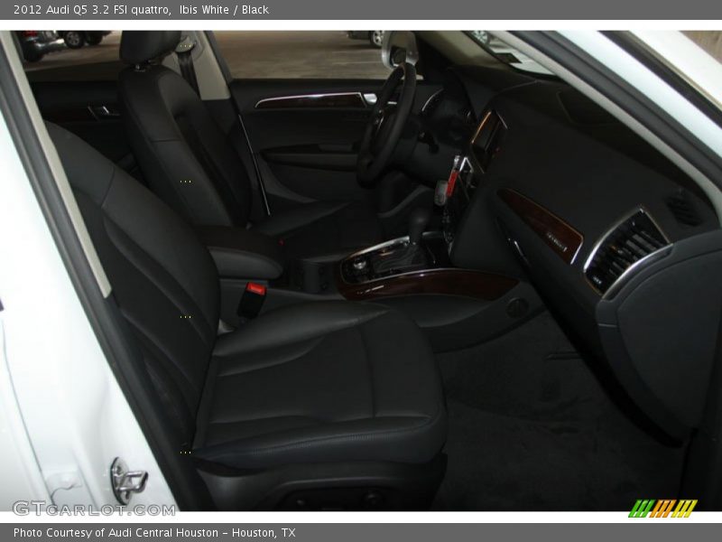Ibis White / Black 2012 Audi Q5 3.2 FSI quattro
