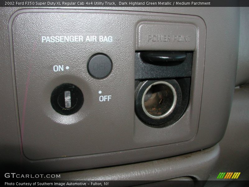 Dark Highland Green Metallic / Medium Parchment 2002 Ford F350 Super Duty XL Regular Cab 4x4 Utility Truck