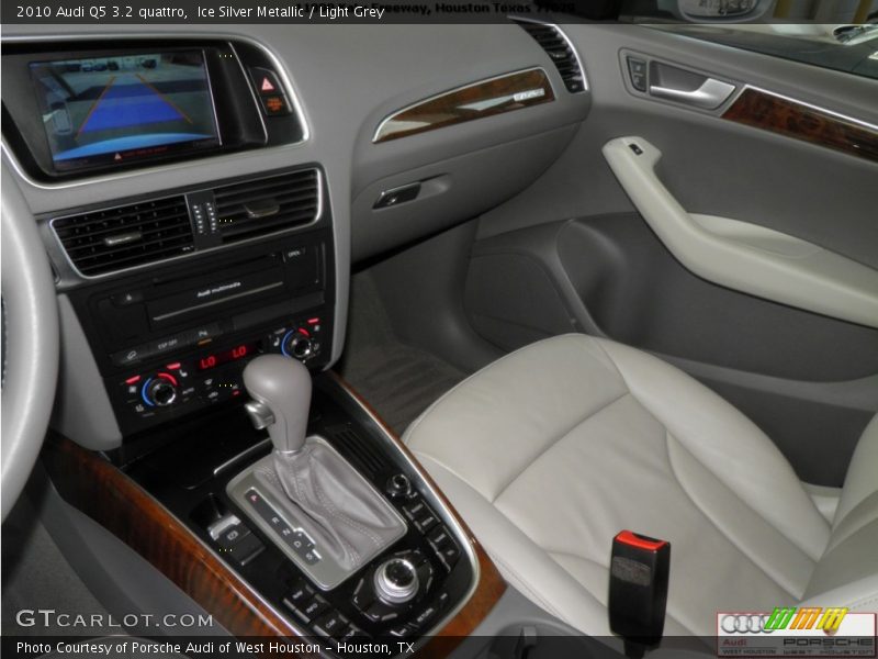 Ice Silver Metallic / Light Grey 2010 Audi Q5 3.2 quattro