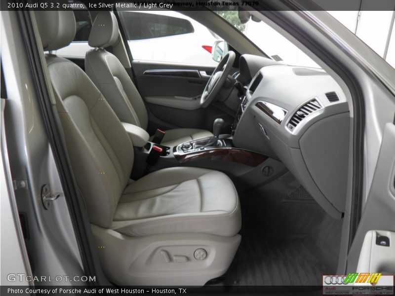 Ice Silver Metallic / Light Grey 2010 Audi Q5 3.2 quattro