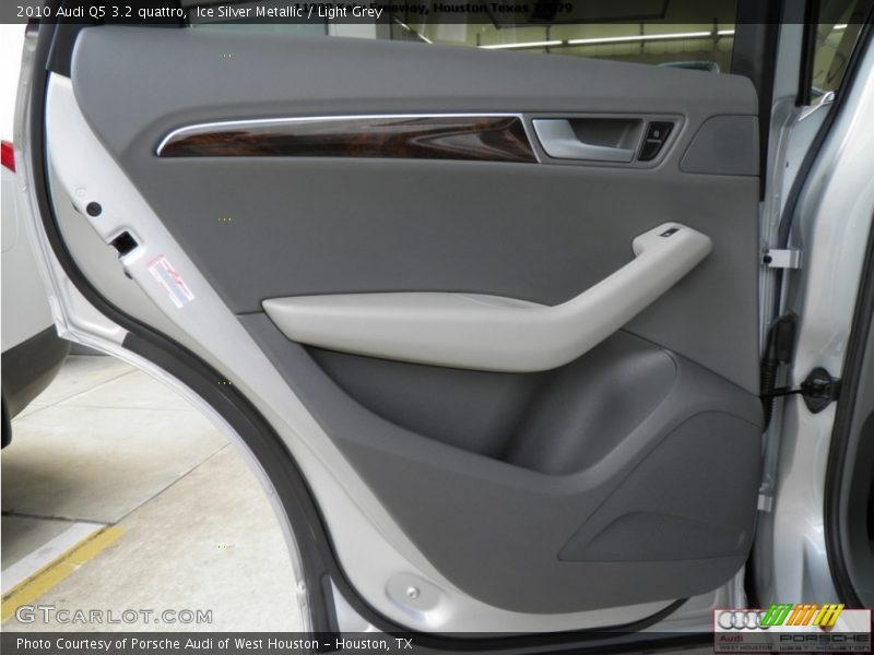 Ice Silver Metallic / Light Grey 2010 Audi Q5 3.2 quattro