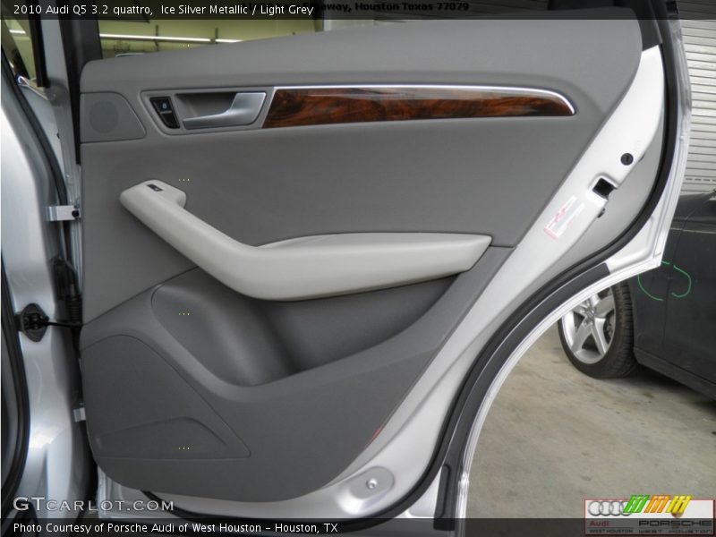Ice Silver Metallic / Light Grey 2010 Audi Q5 3.2 quattro