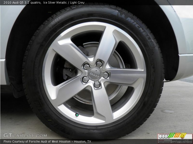 Ice Silver Metallic / Light Grey 2010 Audi Q5 3.2 quattro