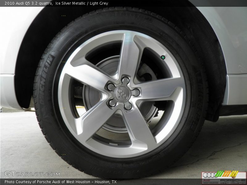 Ice Silver Metallic / Light Grey 2010 Audi Q5 3.2 quattro