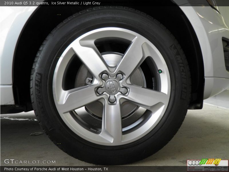Ice Silver Metallic / Light Grey 2010 Audi Q5 3.2 quattro