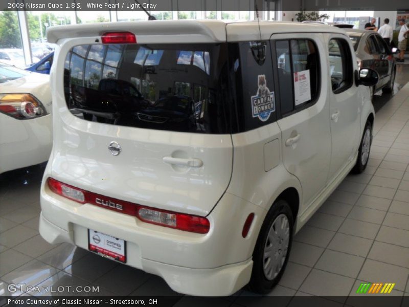 White Pearl / Light Gray 2009 Nissan Cube 1.8 S