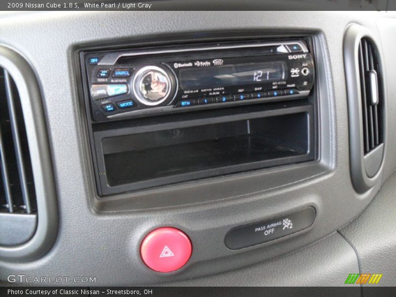 White Pearl / Light Gray 2009 Nissan Cube 1.8 S