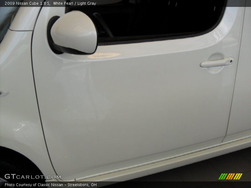 White Pearl / Light Gray 2009 Nissan Cube 1.8 S