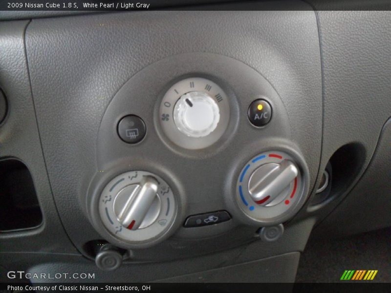 White Pearl / Light Gray 2009 Nissan Cube 1.8 S