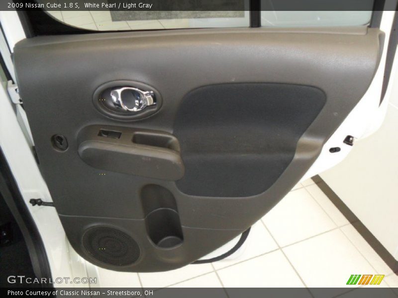 White Pearl / Light Gray 2009 Nissan Cube 1.8 S