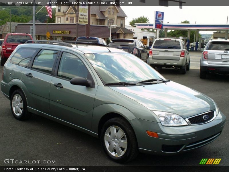 Front 3/4 View of 2006 Focus ZXW SE Wagon