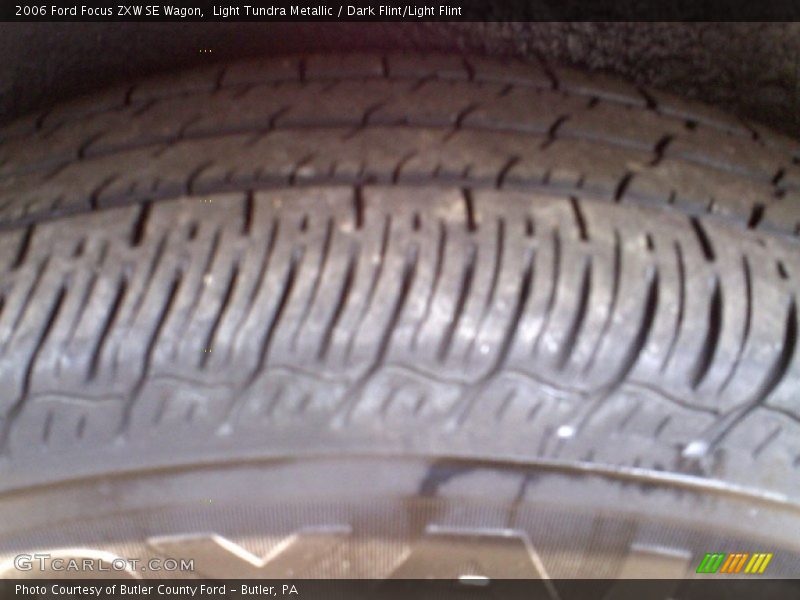 Light Tundra Metallic / Dark Flint/Light Flint 2006 Ford Focus ZXW SE Wagon