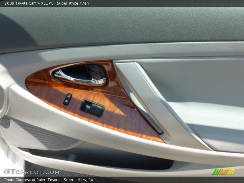 Super White / Ash 2009 Toyota Camry XLE V6