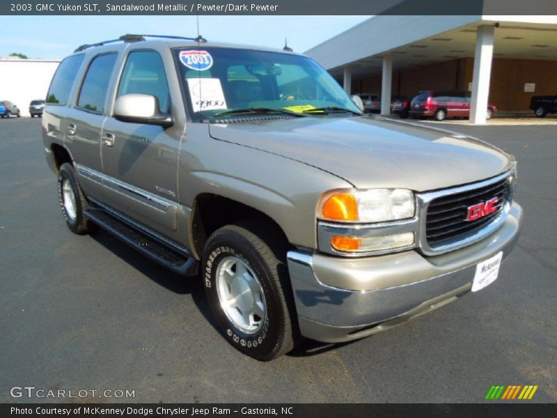 Front 3/4 View of 2003 Yukon SLT