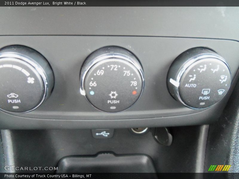 Bright White / Black 2011 Dodge Avenger Lux