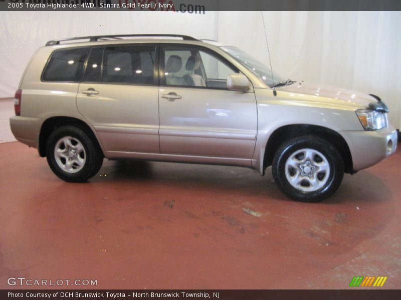 Sonora Gold Pearl / Ivory 2005 Toyota Highlander 4WD