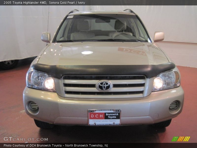 Sonora Gold Pearl / Ivory 2005 Toyota Highlander 4WD
