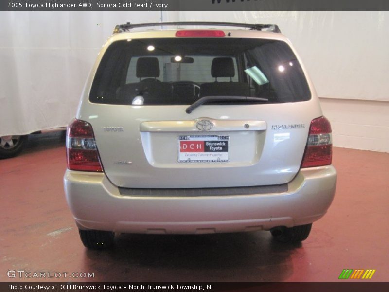 Sonora Gold Pearl / Ivory 2005 Toyota Highlander 4WD