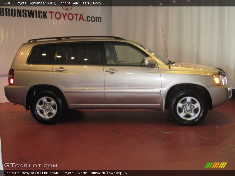 Sonora Gold Pearl / Ivory 2005 Toyota Highlander 4WD