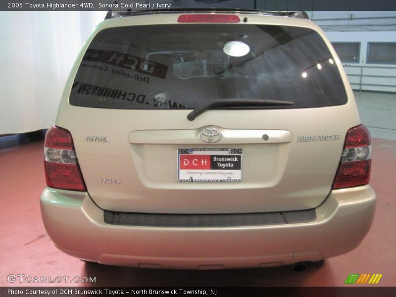 Sonora Gold Pearl / Ivory 2005 Toyota Highlander 4WD