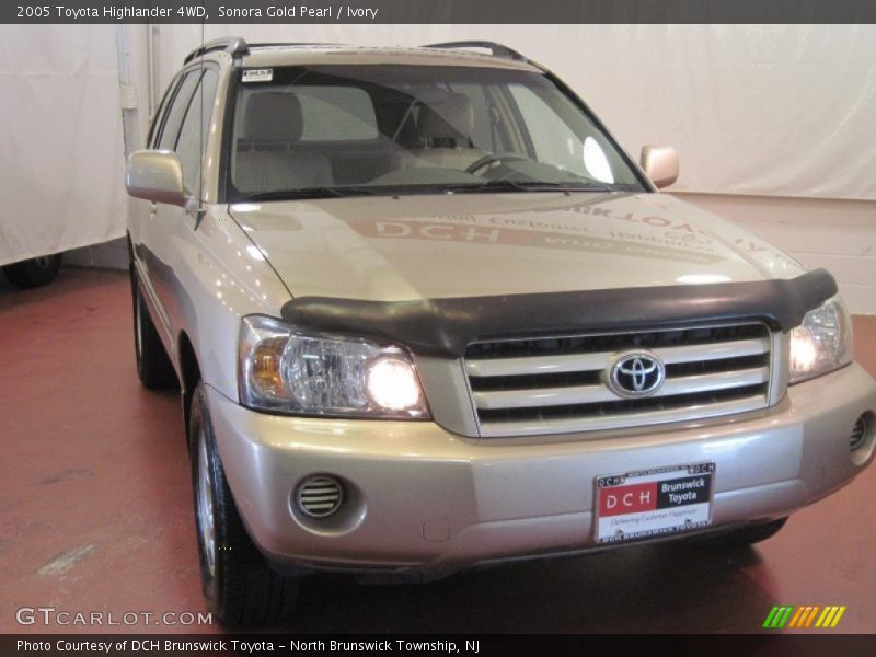 Sonora Gold Pearl / Ivory 2005 Toyota Highlander 4WD