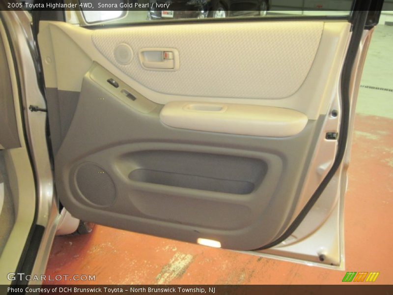 Sonora Gold Pearl / Ivory 2005 Toyota Highlander 4WD