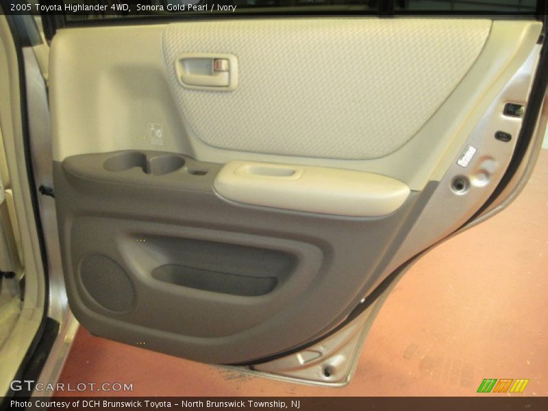 Sonora Gold Pearl / Ivory 2005 Toyota Highlander 4WD
