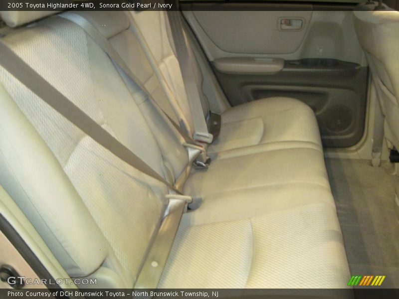 Sonora Gold Pearl / Ivory 2005 Toyota Highlander 4WD