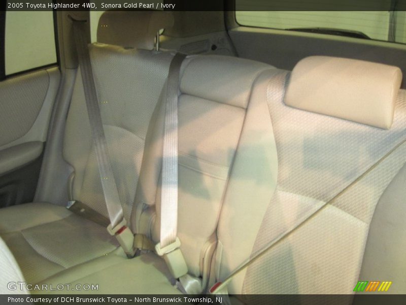 Sonora Gold Pearl / Ivory 2005 Toyota Highlander 4WD
