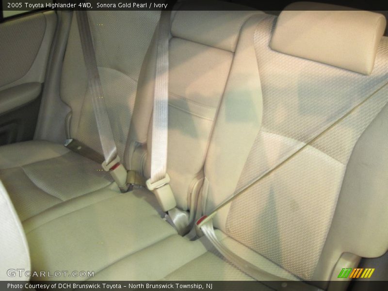 Sonora Gold Pearl / Ivory 2005 Toyota Highlander 4WD