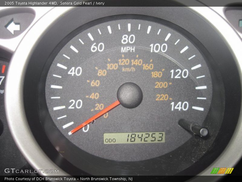 Sonora Gold Pearl / Ivory 2005 Toyota Highlander 4WD