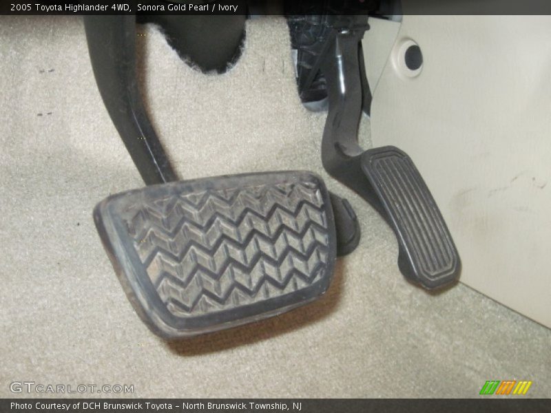 Sonora Gold Pearl / Ivory 2005 Toyota Highlander 4WD
