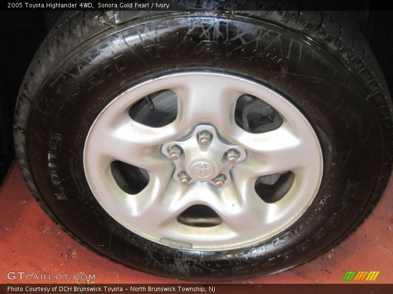 Sonora Gold Pearl / Ivory 2005 Toyota Highlander 4WD