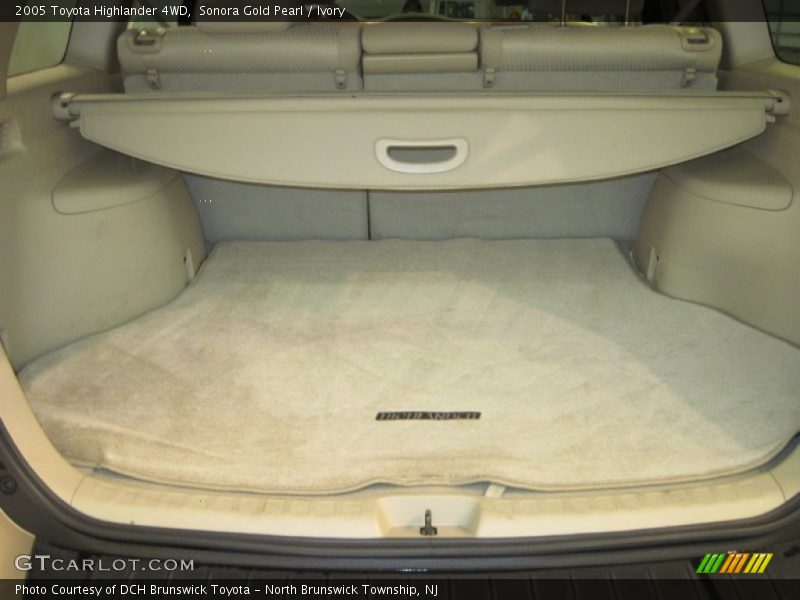 Sonora Gold Pearl / Ivory 2005 Toyota Highlander 4WD