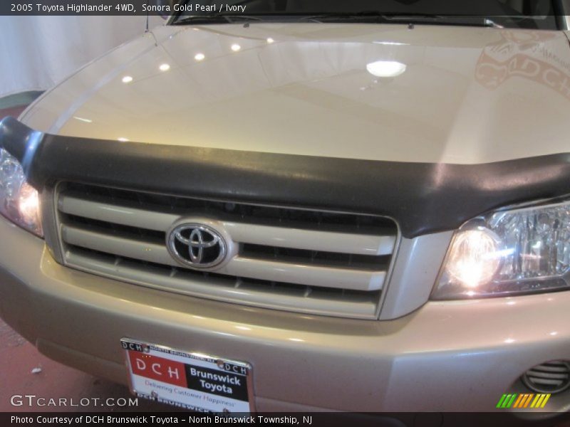 Sonora Gold Pearl / Ivory 2005 Toyota Highlander 4WD