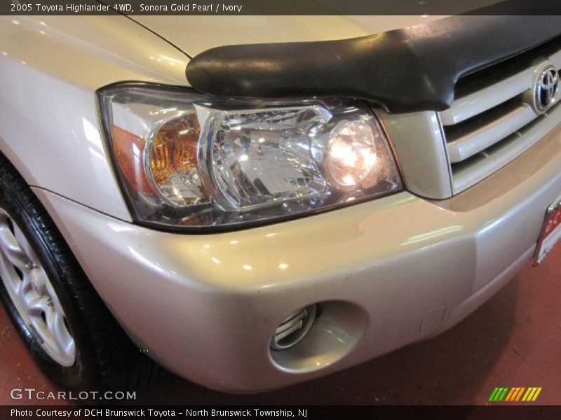 Sonora Gold Pearl / Ivory 2005 Toyota Highlander 4WD