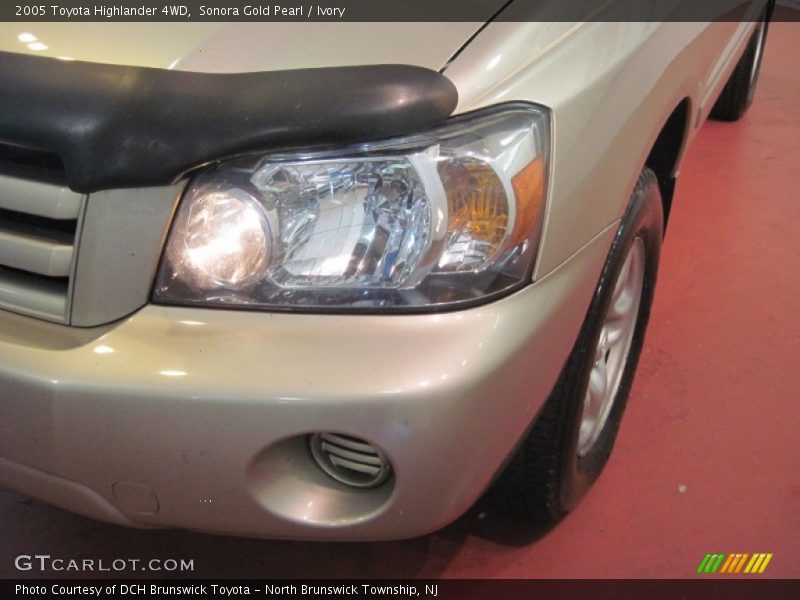 Sonora Gold Pearl / Ivory 2005 Toyota Highlander 4WD