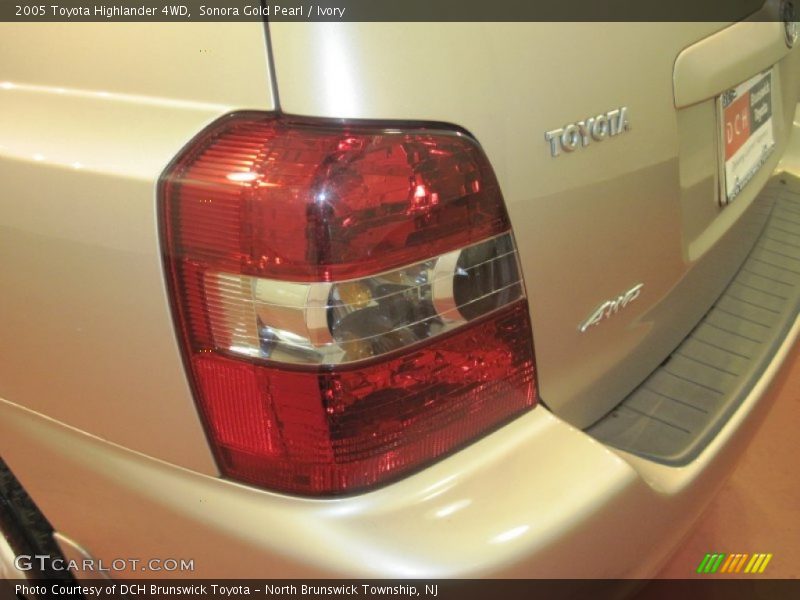 Sonora Gold Pearl / Ivory 2005 Toyota Highlander 4WD